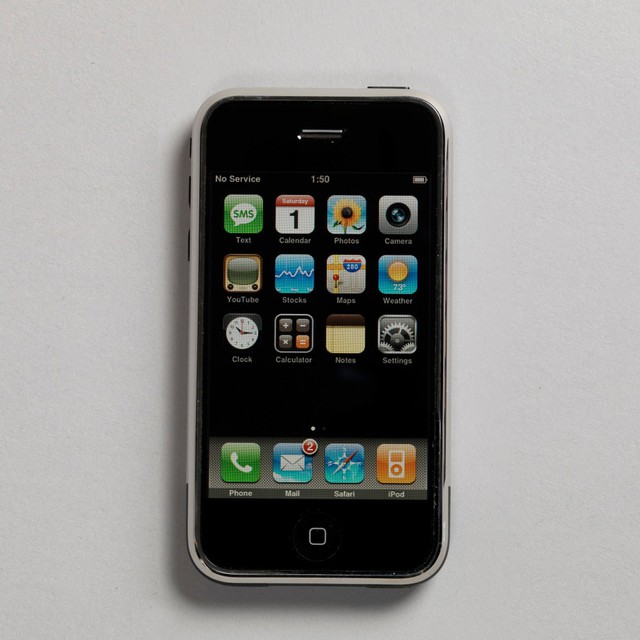  iPhone đời đầu, thiết kế bởi Jonathan Ive và nhóm Thiết kế Công nghiệp của Apple. 