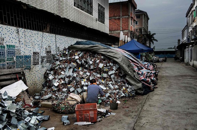  Theo tổ chức thống kê thế giới World Counts, có khoảng 30 triệu tấn rác điện tử được thải ra trong vòng 10 tháng kể từ đầu 2016. Hầu hết được đưa về các bãi đáp ở châu Á và châu Phi để tái chế thủ công, đặt nhiều người vào môi trường làm việc nguy hiểm. 