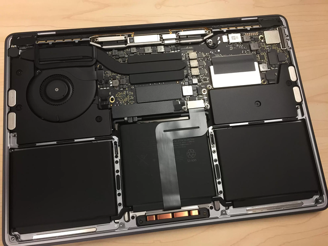  Toàn cảnh nội thất chiếc MacBook Pro 13-inch 2016 bản không có Touch Bar 