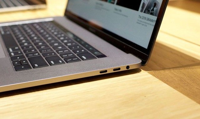  MacBook Pro 2016 mới đã loại bỏ khe cắm thẻ SD, một trong những cổng kết nối được nhiều người sử dụng. 
