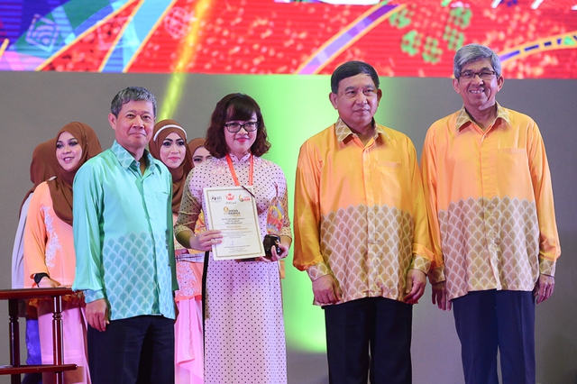 Thứ trưởng Bộ TT&TT Nguyễn Thành Hưng cùng đại diện Viettel trên bục nhận giải Đồng ASEAN ICT Awards 2016 cho phần mềm Customer Insights.