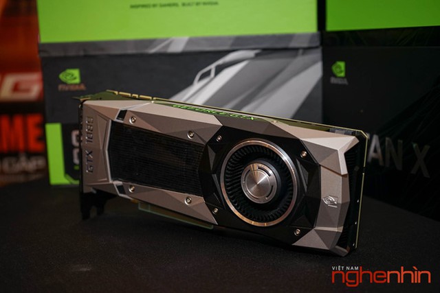  Chiếc card đồ hoạ Nvidia Geforce GTX 1080 Founders Edition duy nhất châu Á, đây là phiên bản mạnh nhất trong dòng card đồ hoạ series 10 của Nvidia với 5GB GDRR5X, được xây dựng trên tiến trình 16nm với 7,2 tỷ bóng bán dẫn. GTX 1080 Founders Edition hỗ trợ màn hình 8K và công nghệ thực tế ảo. Giá phiên bản card đồ hoạ này không hề rẻ, vào khoảng 19,5 triệu đồng. 