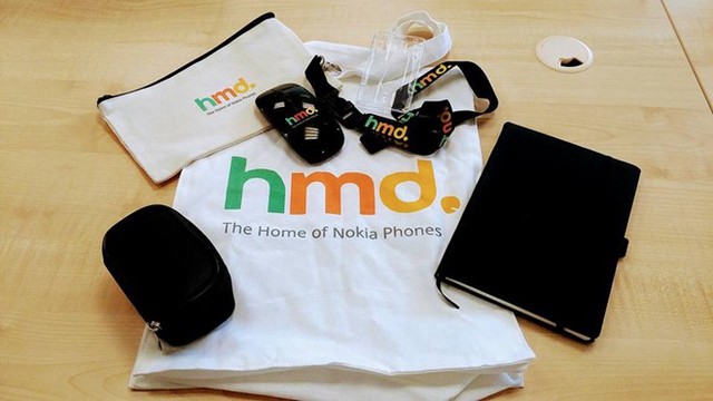 Bộ đồng phục, thẻ đeo và quà tặng cho nhân viên mới của HMD Global tại Việt Nam.