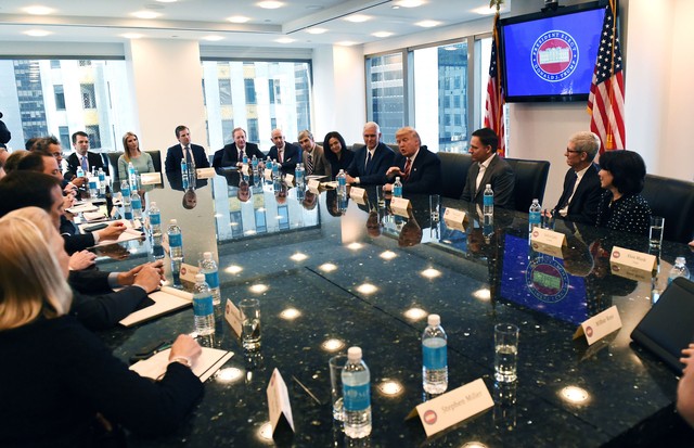  Tổng thống Donald Trump ngồi họp cùng các nhà lãnh đạo của ngành công nghiệp công nghệ cao về định hướng tương lai. 