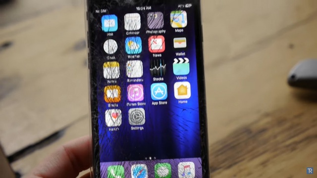 Màn hình iPhone 7 nát tươm sau cú cắn đầu tiên.