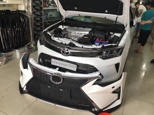  Chiếc Toyota Camry chuẩn bị độ dàn đầu của Lexus, và đèn pha Audi. 