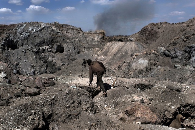  Một thợ đào đang trèo qua các mỏ cobalt và đồng ở Kawama, Congo. 