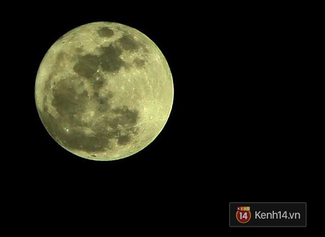 Mặt Trăng lớn hơn 14% và sáng hơn 30% so với trăng tròn thông thường. Ảnh chụp ở Đại lộ Thăng long (Ảnh: Lưu Minh Thông)