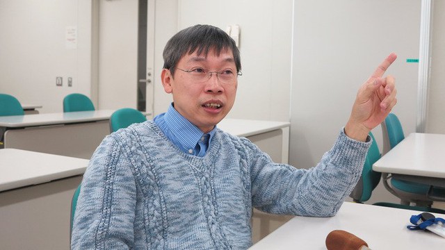 TS. Trần Phan Lam Sơn trả lời phỏng vấn đài truyền hình Nhật NHK.