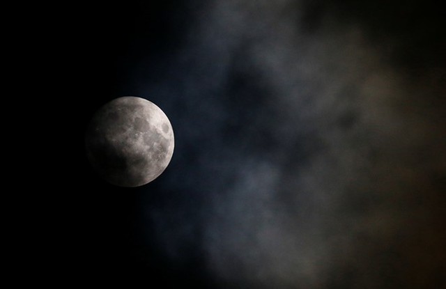 Trăng rằm trên bầu trời thủ đô Vienna của Áo. Sau ngày 14/11, siêu trăng thứ 3 trong năm nay sẽ xuất hiện vào ngày 14/12 nhưng không to và sáng bằng. Ảnh: Reuters.