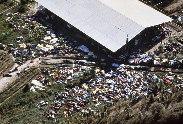 Vào ngày 18/11/1978, vụ thảm sát Jonestown đã xảy ra khi hơn 900 người của một giáo phái tại Mỹ có tên là Peoples Temple đã chết trong một vụ tự sát tập thể, được khởi xướng và chỉ đạo bởi trưởng nhóm, ông Jim Jones. 