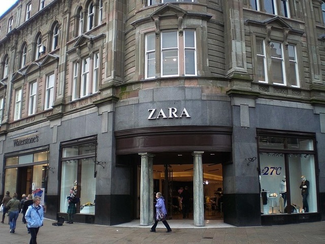 Cùng với vợ cũ, bà Rosalia, Ortega lập ra thương hiệu thời trang Zara vào năm 1975. Ngày nay, Inditex, tập đoàn sở hữu thương hiệu Zara và các thương hiệu nổi tiếng khác như Massimo Dutti và Pull&Bear, đã có 6.600 chi nhánh trên khắp thế giới. Việt Nam cũng vừa được bổ sung vào danh sách thị trường của Inditex.