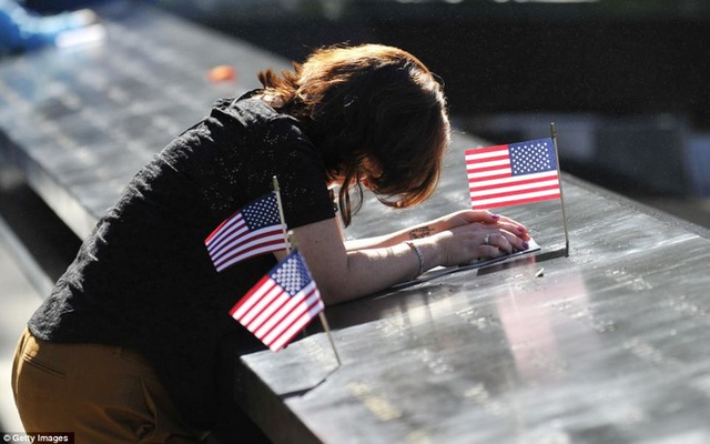  Những người thân của các nạn nhân trong thảm họa 11/9 khóc thương cho các nạn nhân đã ra đi mãi mãi. 