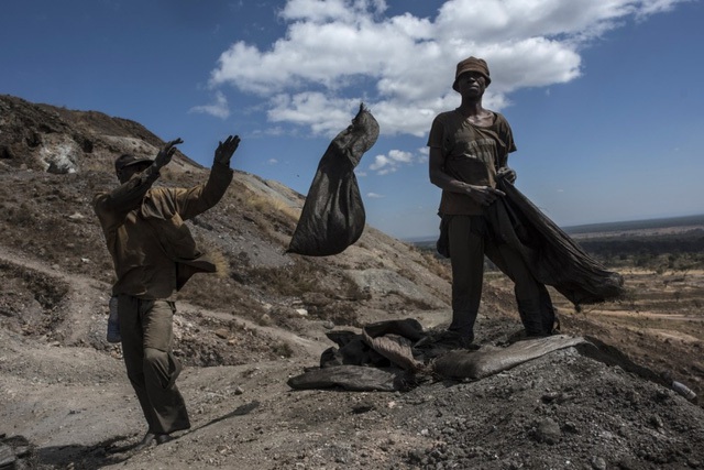  Những công nhân đang lao động tại mỏ cobalt ở Kawama. Cobalt từ đây được bán cho một công ty Trung Quốc có tên Congo DongFang Mining. 