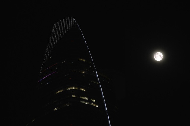 Siêu trăng đọ sắc bên cạnh tòa nhà Bitexco (Ảnh: Thi Đoàn)