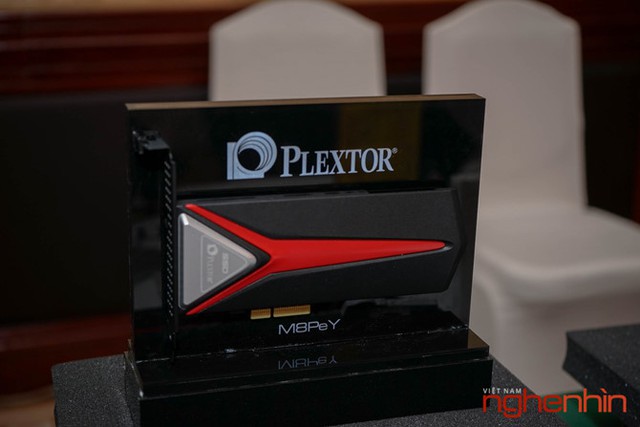  Ổ SSD Plextor M8PeY có tốc độ cực nhanh, lên đến 2,5GB/s đọc và 1,4GB/s ghi. Sản phẩm được thiết kế tối ưu cho yêu cầu hoạt động với cường độ cao, tích hợp loạt công nghệ bảo vệ tốc độ và dữ liệu sau thời gian dài sử dụng. Phiên bản 512GB của Plextor M8PeY có giá 7 triệu VND. 