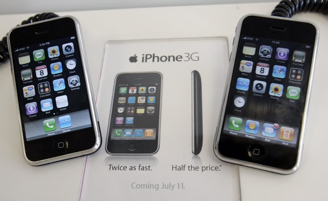 Các model iPhone đầu tiên ra mắt chỉ có 1 màu duy nhất, đó là đen cực bóng.