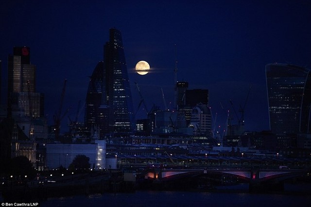 Đêm trăng rằm ở khu vực trung tâm tài chính của London ngày 13/11. Ảnh: LNP.