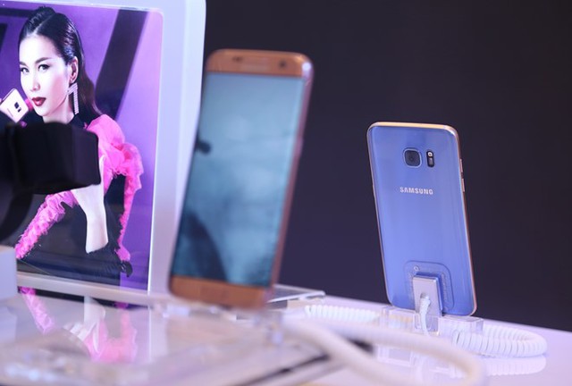  Chiếc Galaxy S7 edge màu xanh san hô (Blue Coral) mới ra mắt cũng có mặt tại đây. 