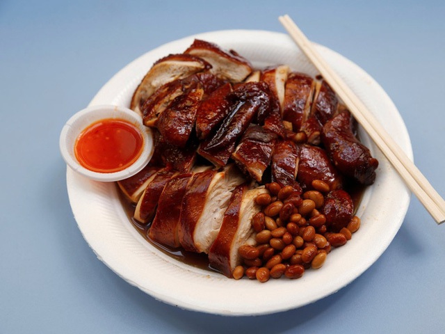  Một phần gà tiêu chuẩn có giá khoảng 2 đô Singapore (tầm 30.000) của ông Chan gồm gà sốt tương, đậu và cơm hoặc mì tùy chọn. Phần sốt được chế biến theo công thức gia truyền đặc biệt. 