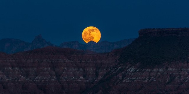 Một giải thích khác của Hunters moon là vào thời kỳ chưa có đèn, ánh trăng tròn soi rõ con mồi trên những gốc rơm rạ còn sót lại ở đồng ruộng, giúp tạo ra thời điểm lý tưởng để đi săn. Cái tên Hunter’s moon có thể xuất phát từ truyền thống này. Ảnh: Twitter/Visit Utah
