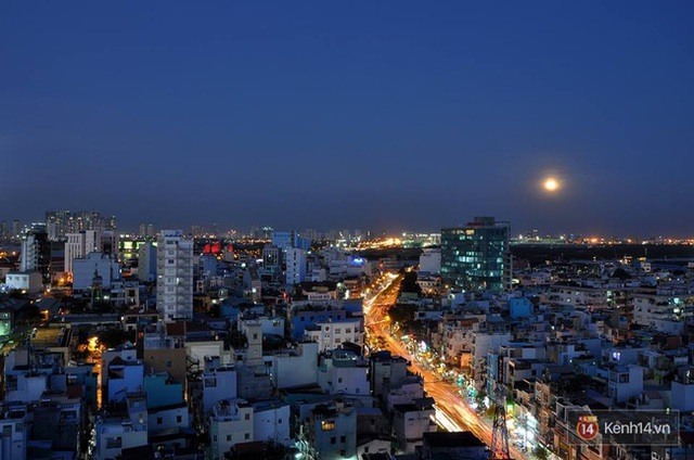 Siêu trăng bắt đầu nhô mình lên tại Sài Gòn (Ảnh: Hoàng Hà)
