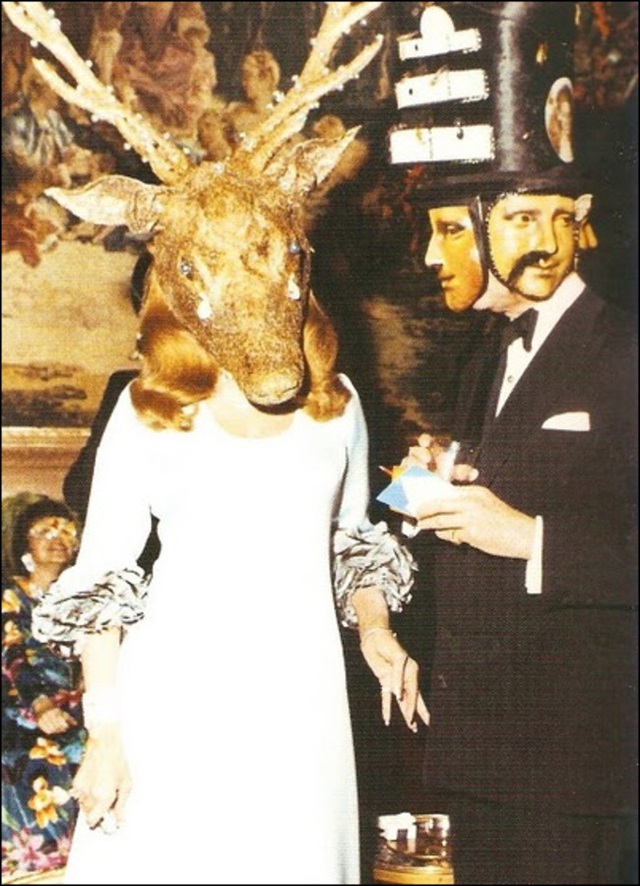  Bức ảnh được chụp trong một bữa tiệc của hội Illuminati - một hội kín nổi tiếng tại Mỹ, được cho rằng có liên quan tới hội Tam Điểm. Bữa tiệc được chủ trì bởi gia tộc Rothschild vào năm 1972. 