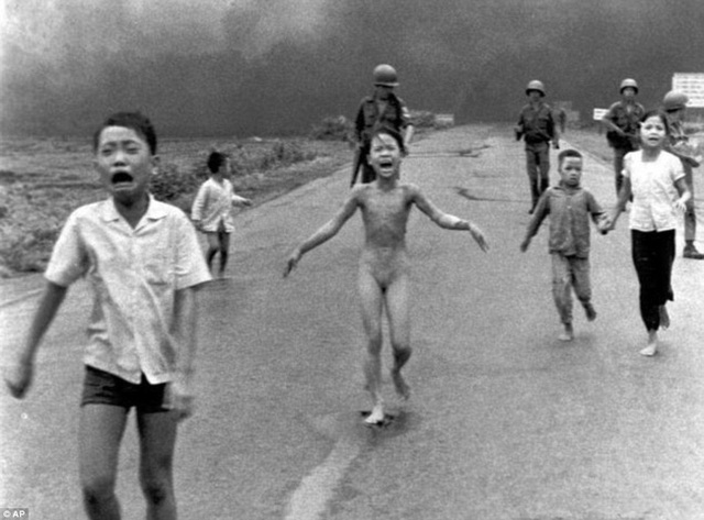 Bức ảnh chụp ngày 8 tháng 6, 1972 ghi lại khoảnh khắc sợ hãi của những em bé chạy trên đường sau khi Mỹ ném bom xuống khu vực. Nhờ bức ảnh lịch sử ấn tượng này, nhiếp ảnh gia Nick Út đã được nhận giải Pulitzer - giải thưởng danh giá của báo chí quốc tế.