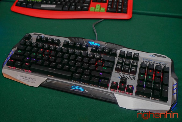  Bàn phím cơ học Mazer Ops XL với thiết kế bề mặt phủ kim loại và đèn nền Magic RGB đẹp mắt. Sản phẩm được tối ưu hoá cho việc soạn thảo tốc độ cao nhờ khả năng nhận tín hiệu cùng lúc từ nhiều phím. Mazer Ops XL sử dụng kailh Switch và có giá bán khoảng 1,6 triệu VND. 