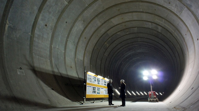  Đường ống dẫn giúp nước mưa có thể thoát ra hầm chứa khổng lồ rồi đổ vào sông Endo. 