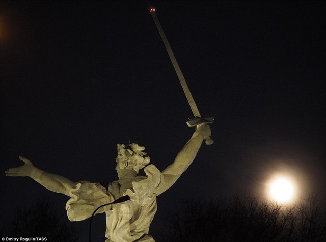 Đêm trăng ở tỉnh Volgograd của Nga. Siêu trăng là thuật ngữ xuất hiện gần đây để chỉ thời điểm trăng tròn và ở cận điểm, tức là điểm gần nhất của nó so với Trái Đất trong quỹ đạo hình elip. Siêu trăng ngày 14/11 sẽ ở cách Trái Đất khoảng 356.000 km.Ảnh: Tass.