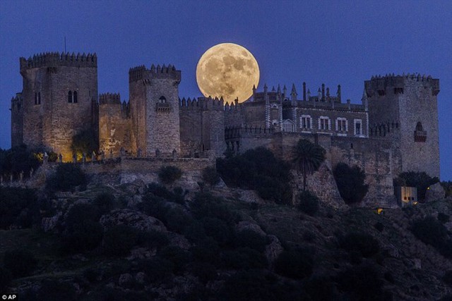 Mặt trăng ở Madrid, Tây Ban Nha to hơn và sáng hơn so với trăng rằm bình thường. Ảnh: AP.