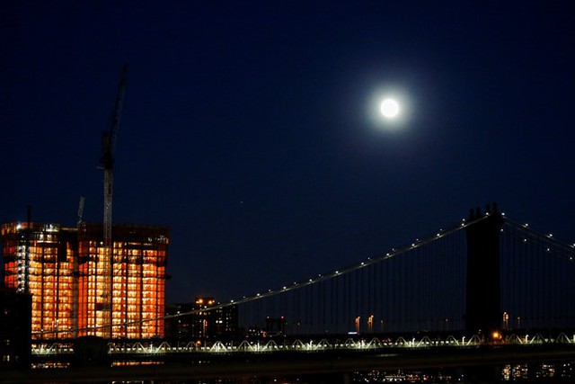 Siêu trăng phía trên cầu Manhattan tại New York đêm 13/11. Ảnh: Reuters.
