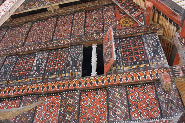 Mặt ngoài tongkonan được trang trí họa tiết rất cầu kỳ với 4 màu trắng, đen, vàng, đỏ. Những họa tiết và màu sắc này mang những sắc thái tâm linh riêng của người Toraja.