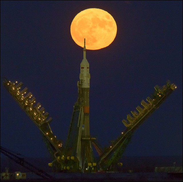  Siêu trăng lên cao phía sau tên lửa Soyuz tại bệ phóng Cosmodrome, Kazakhstan. Ảnh: NASA/Bill Ingalls. 
