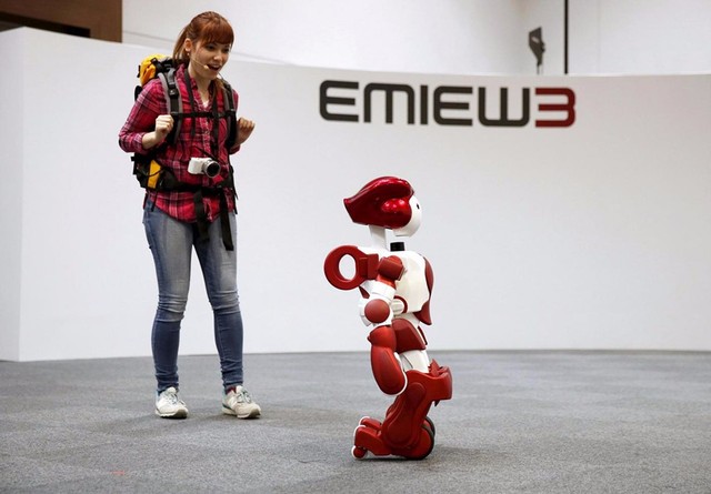  Robot EMIEW3 sẽ dẫn hành khách đến điểm nhất định mà họ muốn. Ảnh: Smarthey 