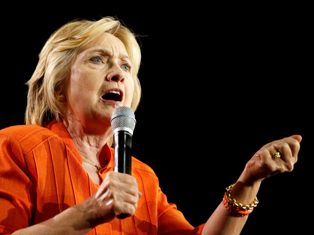  Ứng viên Tổng thống Mỹ 2016 - bà Hillary Clinton với hành động nắm tay quen thuộc. 