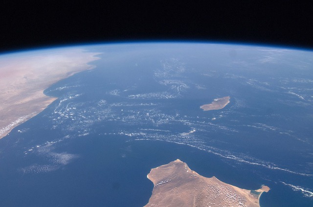  Đảo Socotra nhìn từ trạm vũ trụ quốc tế ISS, 27/04/2012. Bên trái là bờ biển Yemen, ở dưới là mũi Guardafui của Somalia, hay còn được gọi với cái tên phổ biến là Sừng châu Phi, còn ở giữa là đảo Socotra 