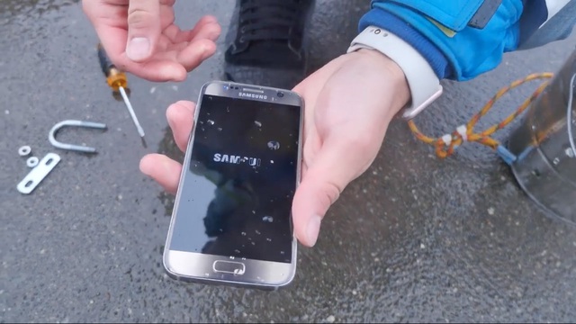  Galaxy S7 khởi động lại khi bị nhúng nước ở độ sâu 9m. Nhưng sau đó, máy vẫn hoạt động bình thường. 