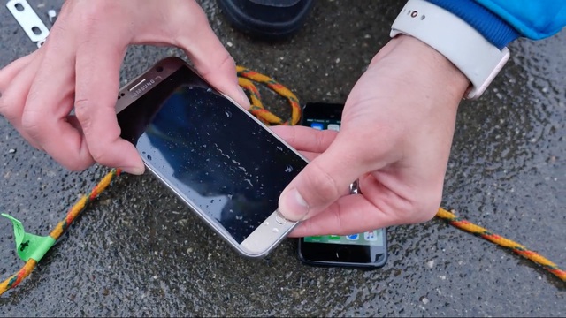  Galaxy S7 chỉ tỏ ra thất thế ở độ sâu hơn 10m. Máy không còn phản hồi mà chỉ hiện một màn hình đen ngòm. 
