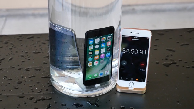  iPhone 7 và Galaxy S7 vẫn sống sót sau khi bị ngâm nước 1.5m trong thời gian 30 phút (màn hình Galaxy S7 tắt do cài đặt phần mềm) 