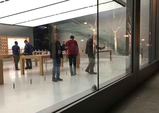  Nhân viên Apple đang tiến hành đo đạc không gian cửa hàng 