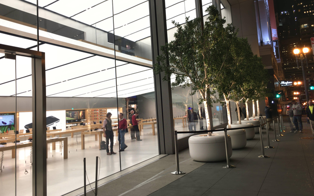  Dải hàng đợi mới được sắp xếp bên ngoài Apple Store, San Francisco 