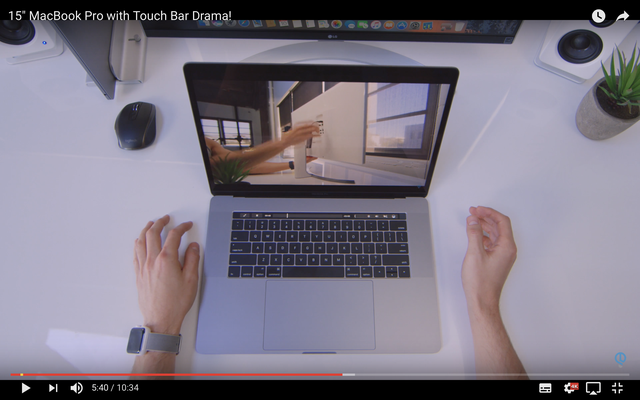 Tác dụng không ngờ tới của Touch Bar: bỏ qua quảng cáo khi xem YouTube trên MacBook Pro mới - Ảnh 1.