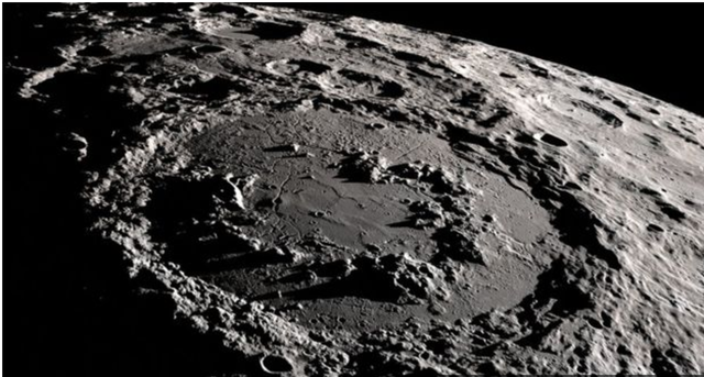  Một miệng núi lửa - kết quả của va chạm với thiên thạch trên bề mặt mặt trăng. Vòng tròn ở giữa là một dạng vòng đỉnh 