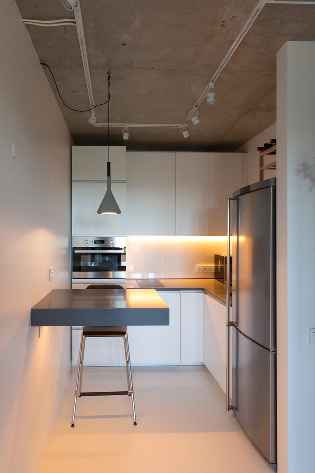  Bếp chỉ rộng 6,2m² với cách bố trí nội thất thông minh, gọn gàng. 
