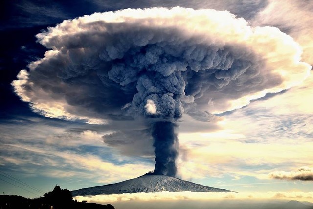  Nham thạch, tro bụi phun ra từ núi lửa Etna trong tháng 12 năm 2015 tạo nên hình nấm khổng lồ cao vài km trông tương tự như một vụ nổ bom nguyên tử 