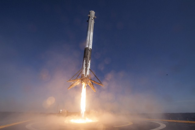  Tên lửa đẩy Falcon 9 đang hạ cánh. 
