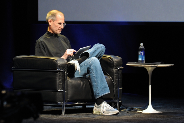  Steve Jobs và đôi New Balance 992 mà ông mang hàng ngày 