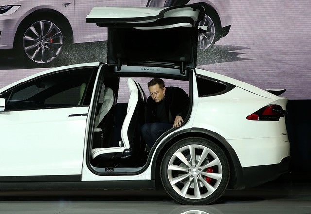 Dù được quảng cáo là “an toàn” nhưng thực tế thì cửa cánh chim của Tesla Model X có thể làm bạn gãy chân - Ảnh 3.